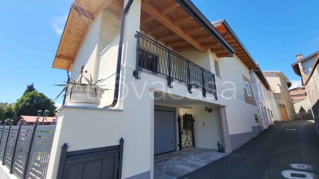 casa indipendente in vendita ad Oleggio