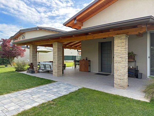 casa indipendente in vendita ad Oleggio