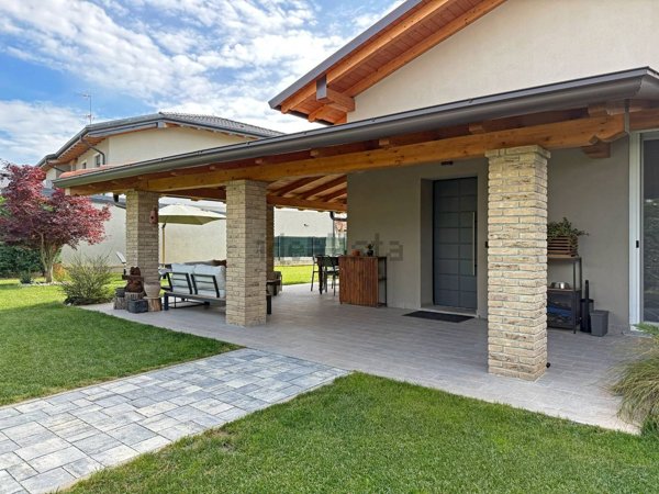 casa indipendente in vendita ad Oleggio