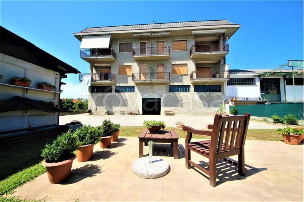 casa indipendente in vendita ad Oleggio
