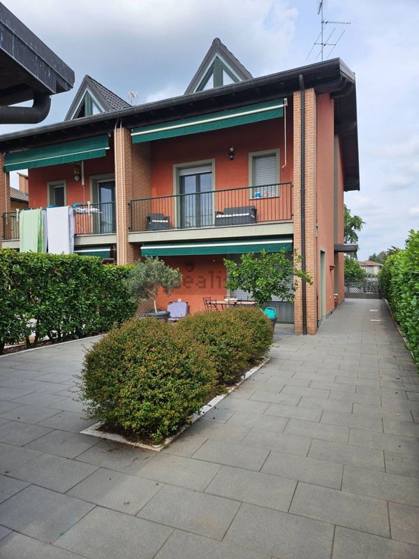 casa indipendente in vendita ad Oleggio