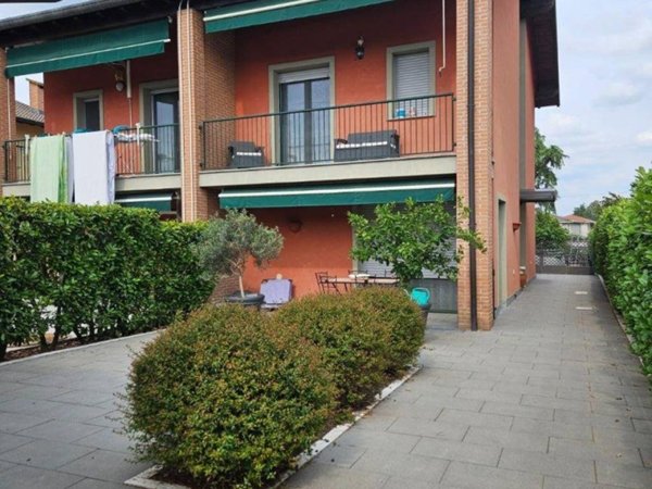 casa indipendente in vendita ad Oleggio