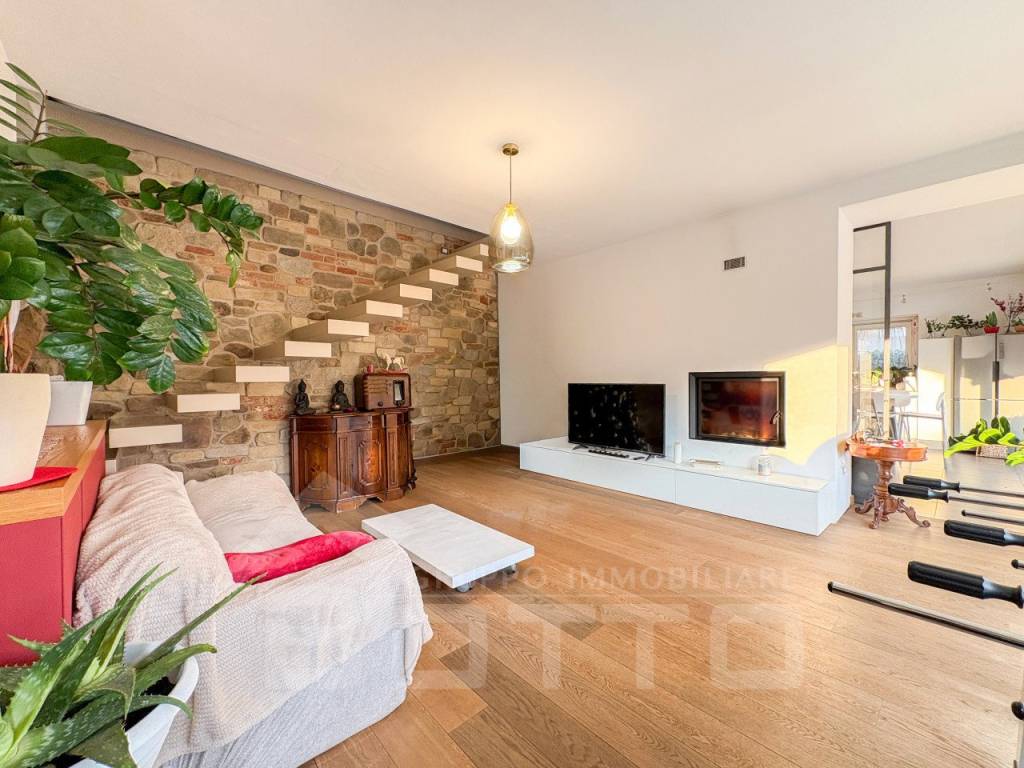 casa semindipendente in vendita ad Oleggio in zona Santo Stefano.