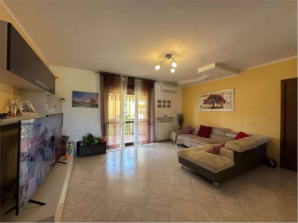 appartamento in vendita ad Oleggio in zona San Giovanni