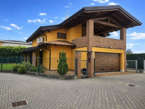 casa indipendente in vendita ad Oleggio in zona Loreto