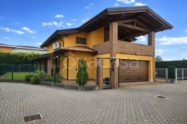 casa indipendente in vendita ad Oleggio in zona Loreto