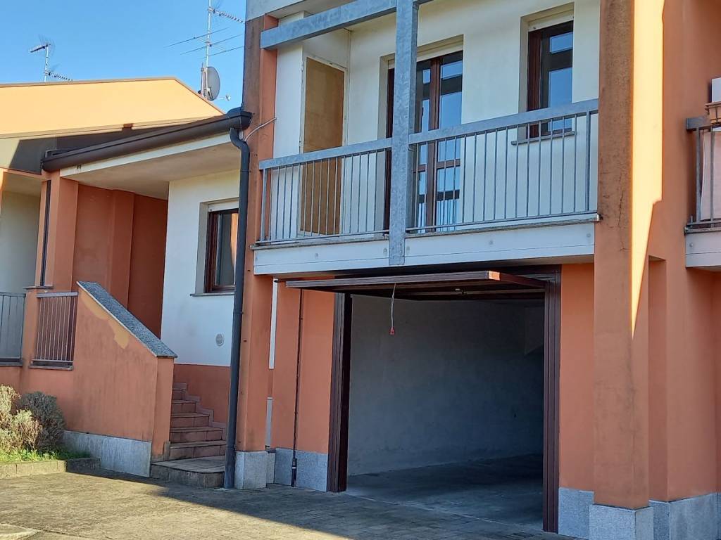 casa indipendente in vendita ad Oleggio in zona Carmine