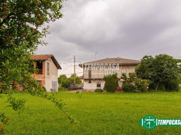 casa indipendente in vendita ad Oleggio in zona San Giovanni