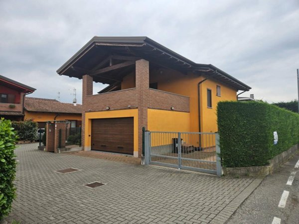 casa indipendente in vendita ad Oleggio in zona Loreto