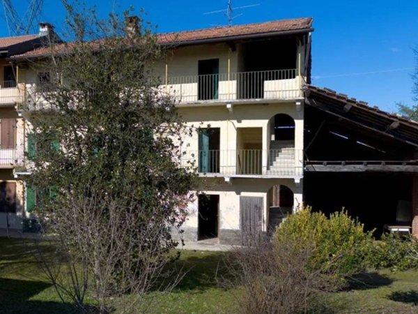 casa indipendente in vendita ad Oleggio in zona San Giovanni