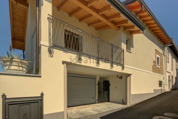 casa indipendente in vendita ad Oleggio
