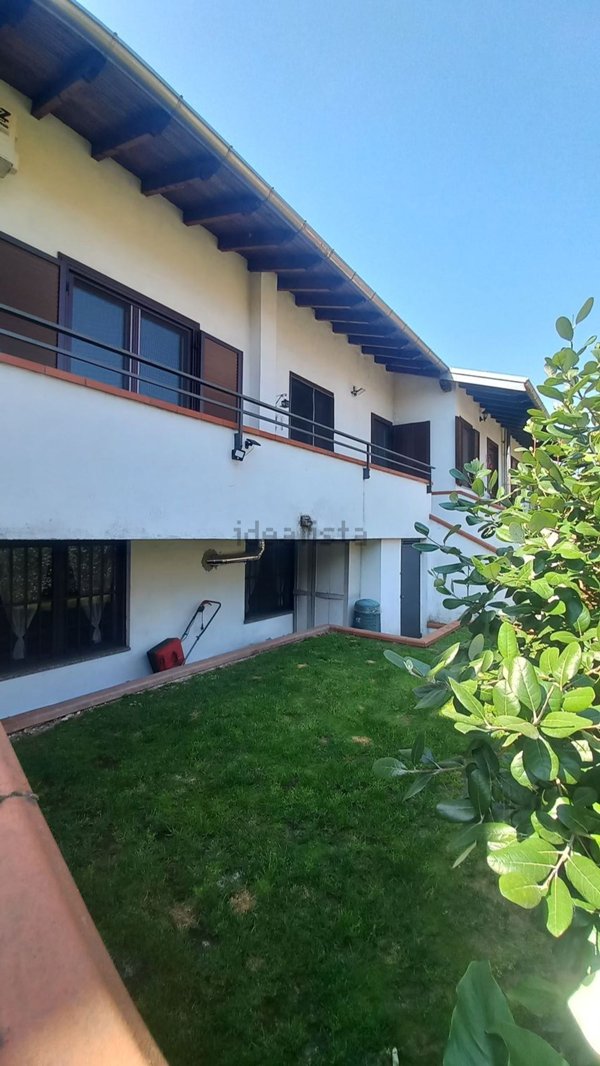 casa indipendente in vendita ad Oleggio in zona Carmine