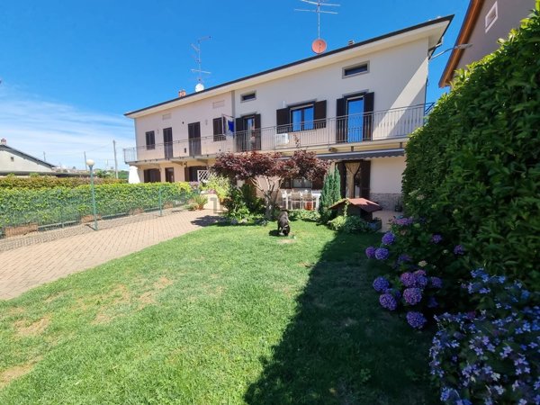 casa indipendente in vendita ad Oleggio in zona San Giovanni