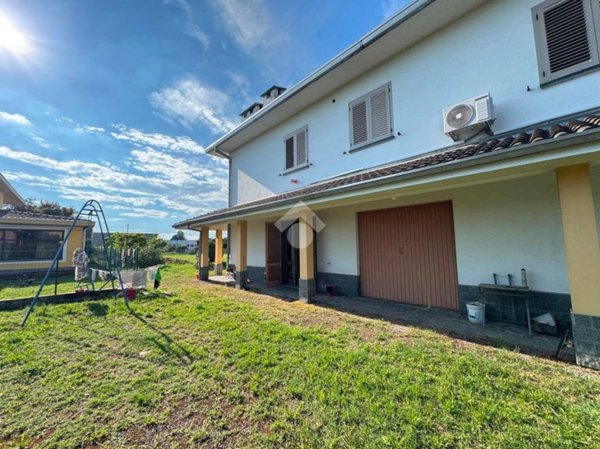 casa indipendente in vendita ad Oleggio in zona San Giovanni