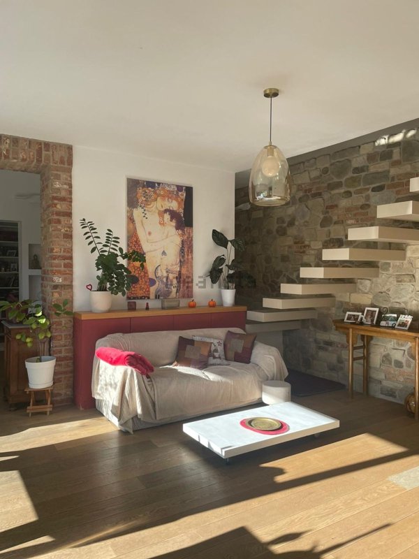 casa indipendente in vendita ad Oleggio in zona Santo Stefano.
