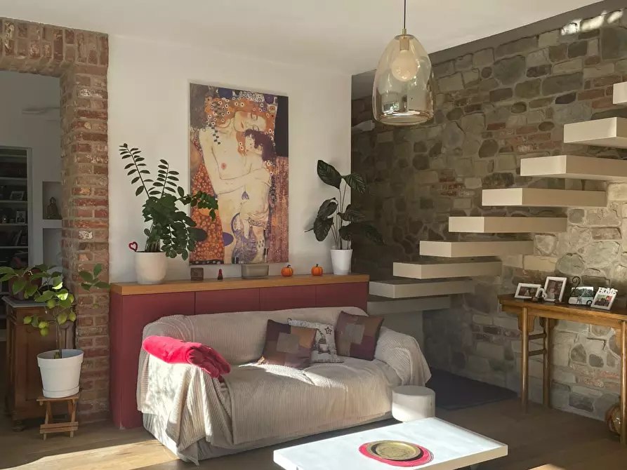 casa indipendente in vendita ad Oleggio in zona Santo Stefano.