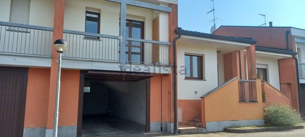 casa indipendente in vendita ad Oleggio in zona Carmine