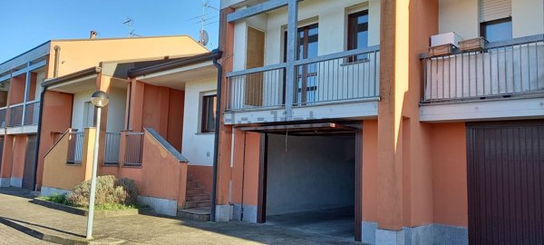 casa indipendente in vendita ad Oleggio in zona Carmine