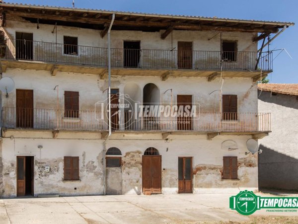 casa indipendente in vendita ad Oleggio in zona Fornaci