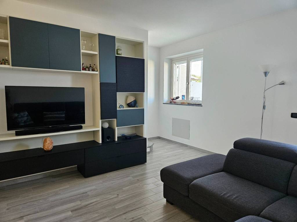 casa indipendente in vendita ad Oleggio in zona San Giovanni