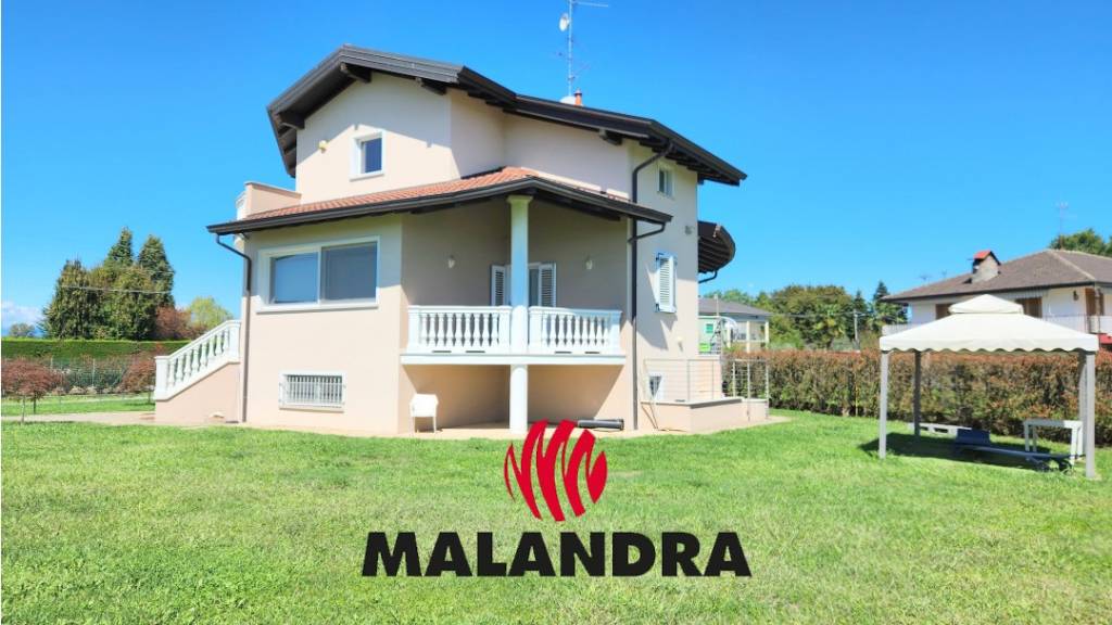 casa indipendente in vendita ad Oleggio