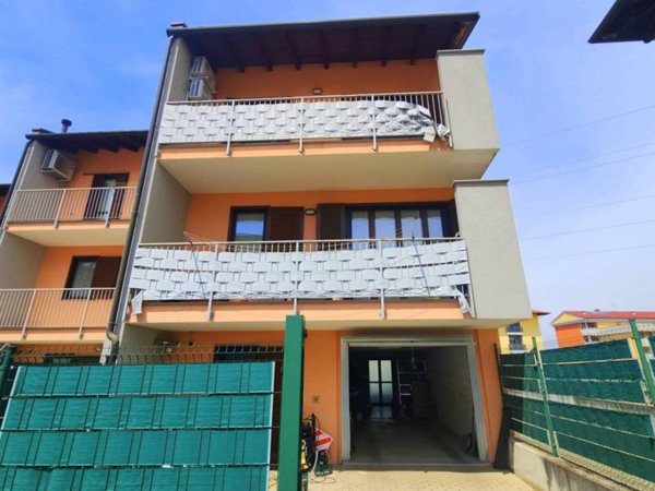 casa indipendente in vendita ad Oleggio