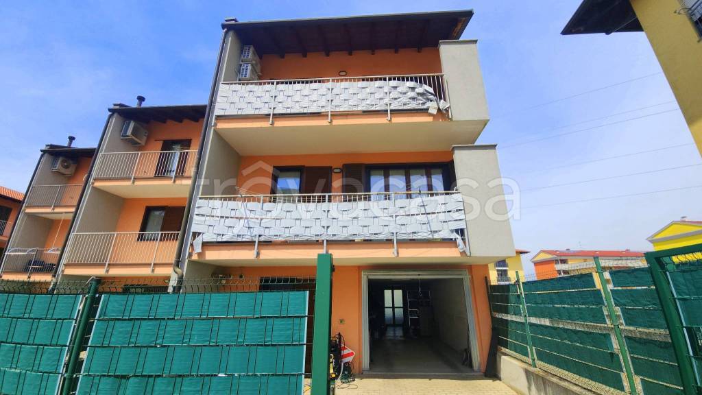 casa indipendente in vendita ad Oleggio