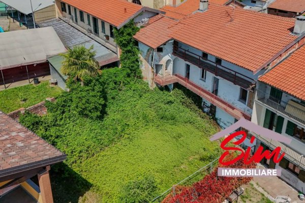 casa indipendente in vendita ad Oleggio in zona Fornaci