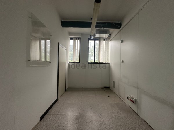 locale commerciale in vendita ad Oleggio