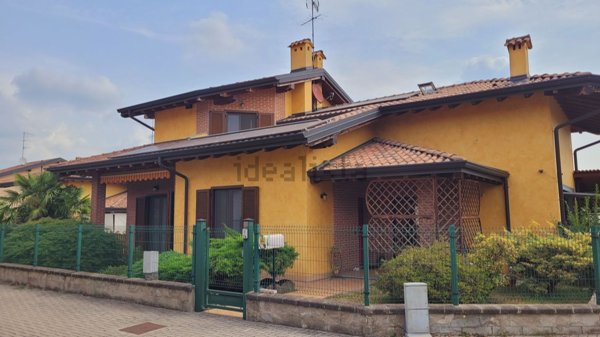 casa indipendente in vendita ad Oleggio in zona Santo Stefano.