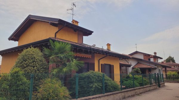 casa indipendente in vendita ad Oleggio in zona Santo Stefano.