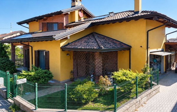 casa indipendente in vendita ad Oleggio in zona Santo Stefano.