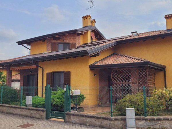 casa indipendente in vendita ad Oleggio