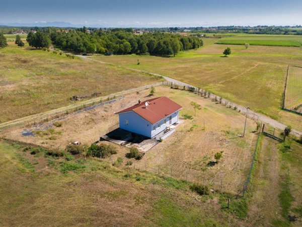casa indipendente in vendita ad Oleggio in zona Fornaci