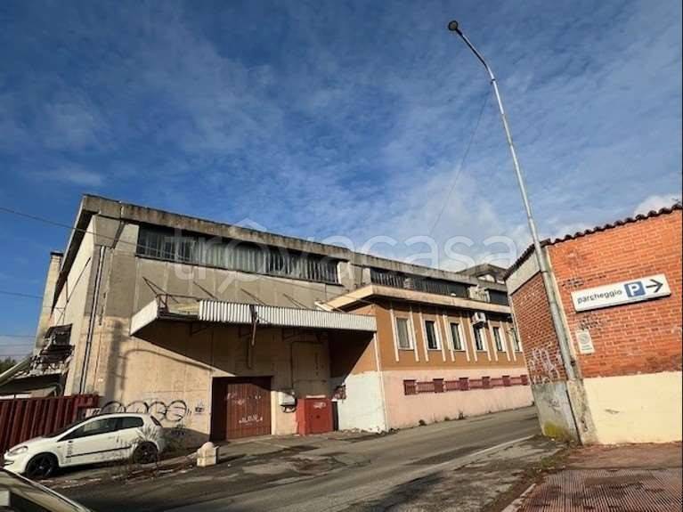 locale commerciale in vendita ad Oleggio