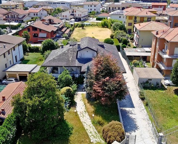 casa indipendente in vendita ad Oleggio in zona Gaggiolo