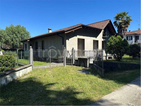 casa indipendente in vendita ad Oleggio in zona Loreto