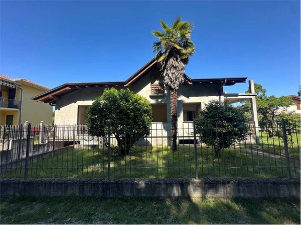 casa indipendente in vendita ad Oleggio in zona Loreto