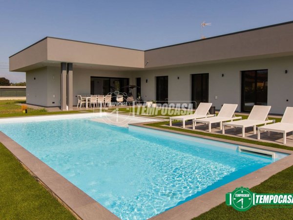 casa indipendente in vendita ad Oleggio