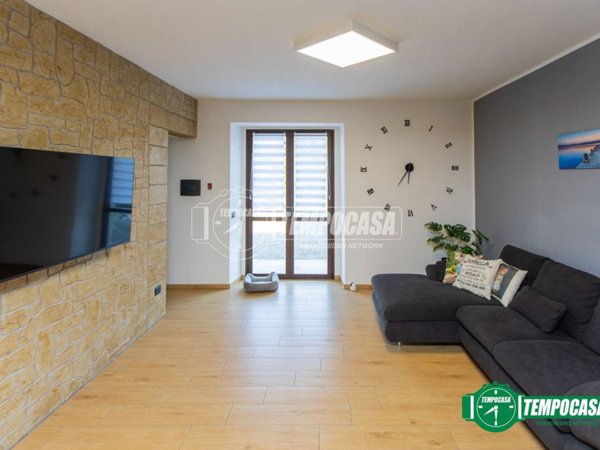 casa indipendente in vendita ad Oleggio in zona San Giovanni