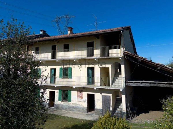casa indipendente in vendita ad Oleggio