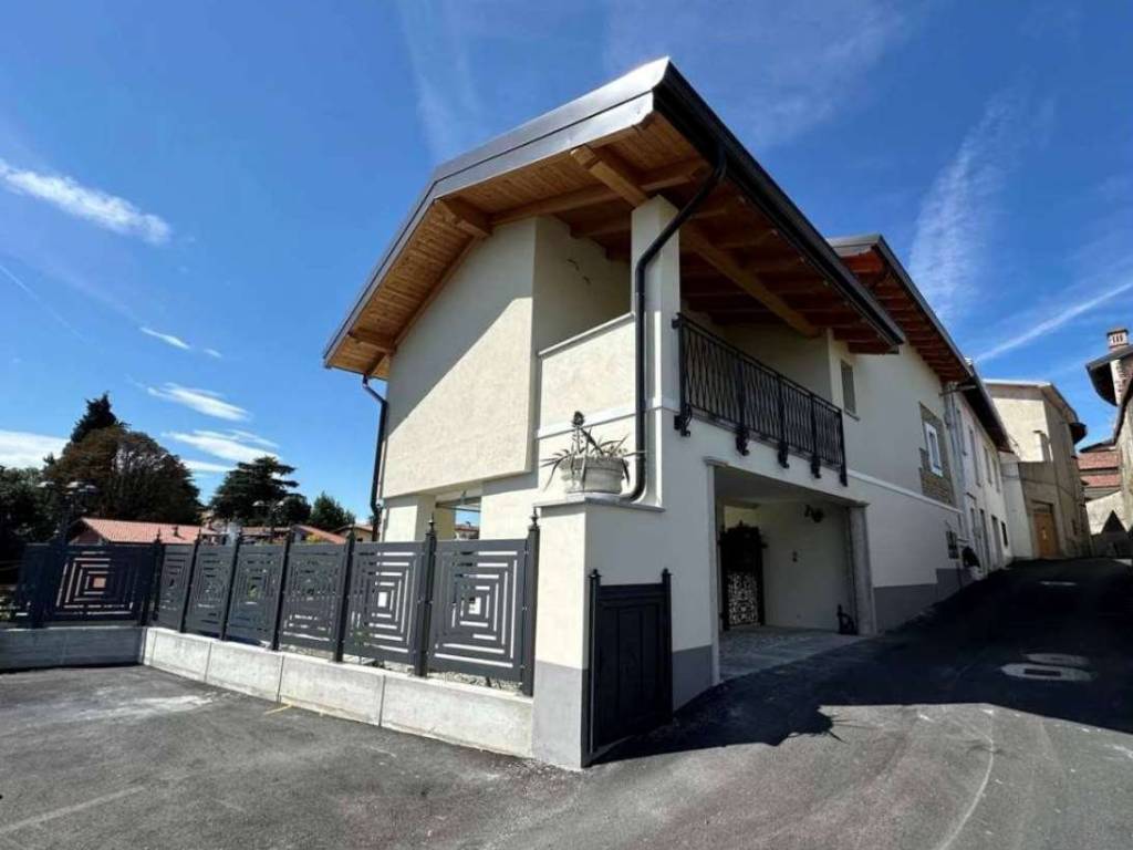 casa indipendente in vendita ad Oleggio