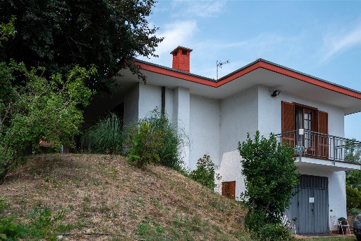 casa indipendente in vendita ad Oleggio in zona Carmine