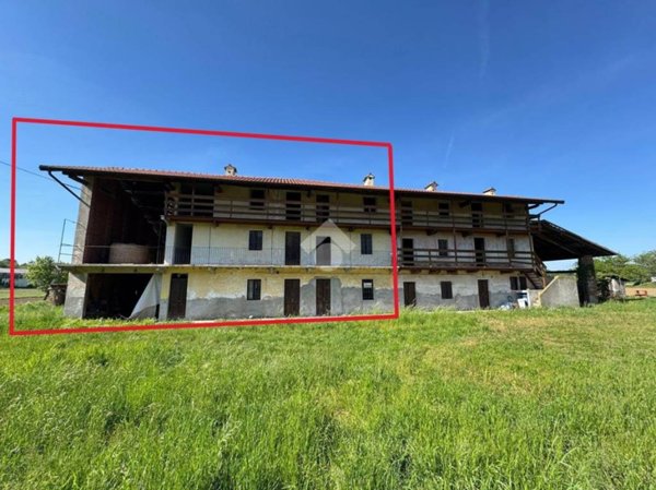 casa indipendente in vendita ad Oleggio