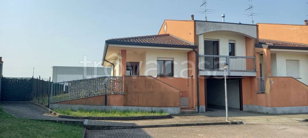 casa indipendente in vendita ad Oleggio in zona Carmine