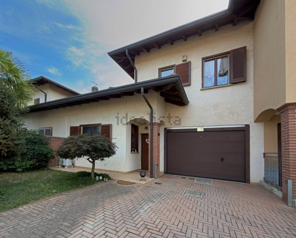 casa indipendente in vendita ad Oleggio in zona Carmine