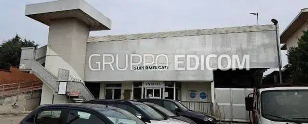 locale commerciale in vendita ad Oleggio