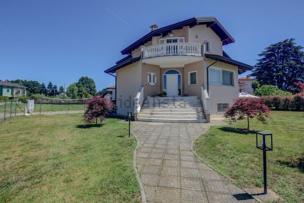 casa indipendente in vendita ad Oleggio