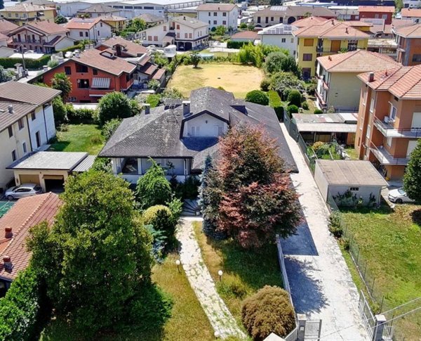casa indipendente in vendita ad Oleggio in zona Santo Stefano.
