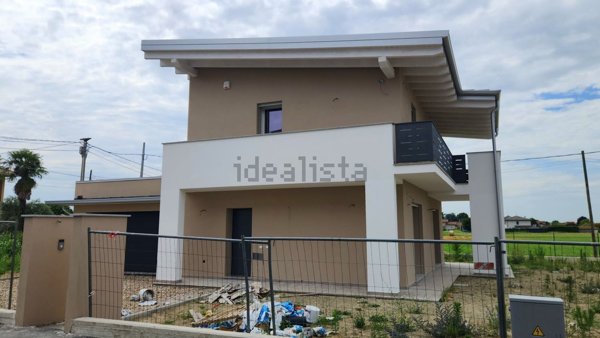 casa indipendente in vendita ad Oleggio in zona San Giovanni